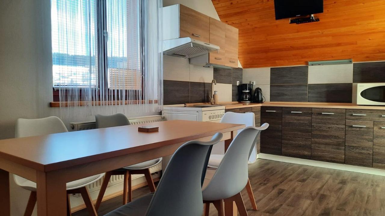 Apartmany U Jirousu โรกีนีซ นัด ยีเซอโร ภายนอก รูปภาพ